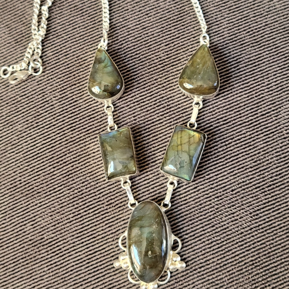 Elegant Silver Labradorite Necklace - Picture 5 of 8